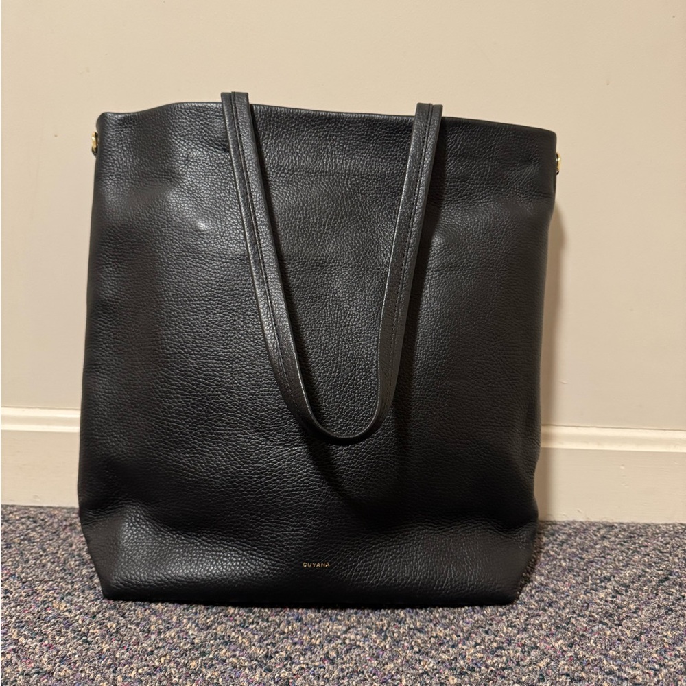 Cuyana Tall Easy Zipper Tote in Black